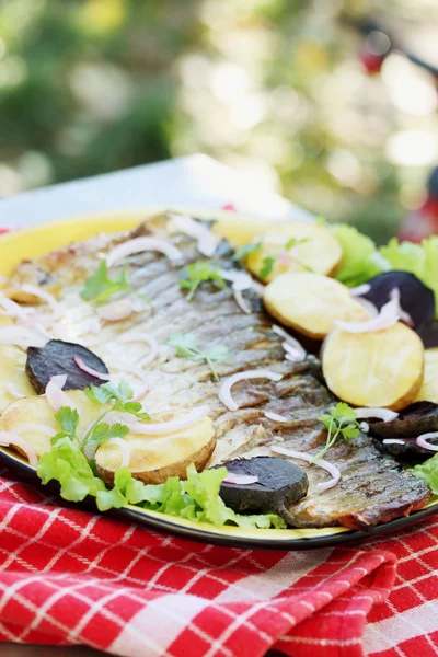 Pesce con verdure — Foto Stock