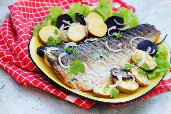 Grilled fish with beets — Stock Photo, Image