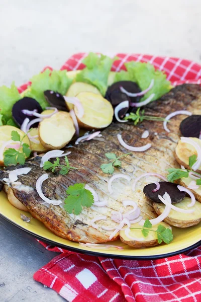 Pesce alla griglia con verdure — Foto Stock