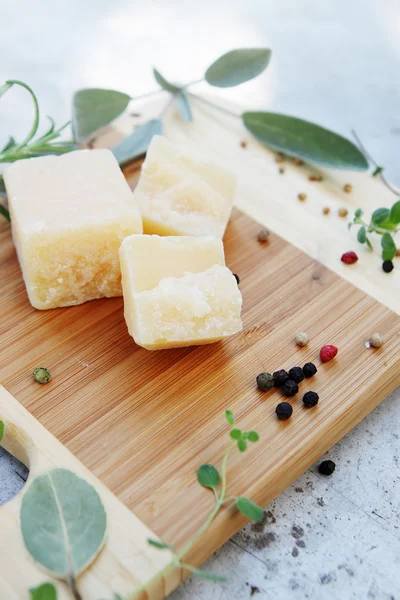 Queijo parmesão com ervas — Fotografia de Stock