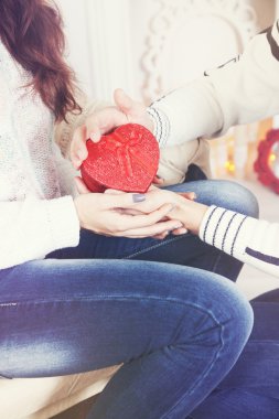 kalp şeklinde bir kutu holding, renkli