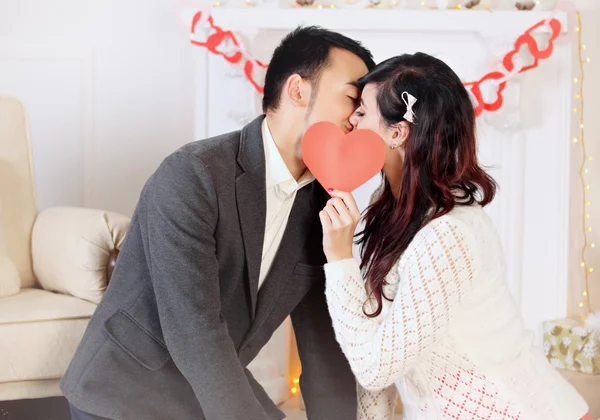 Casal beijando com coração — Fotografia de Stock