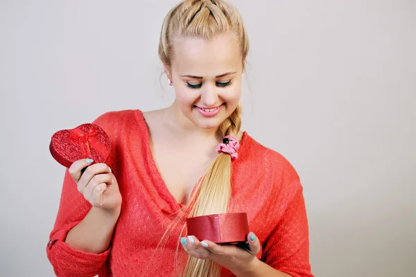 Blond kvinna ser ut i en låda — Stockfoto