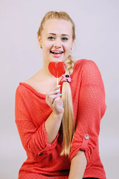 Blonde vrouw houden een lolly — Stockfoto