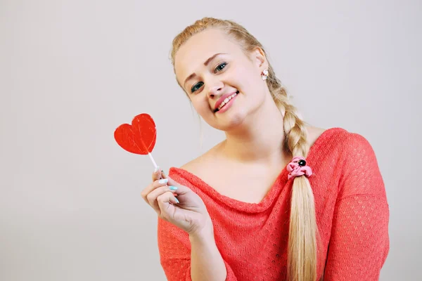 Frau hält Lutscher in der Hand — Stockfoto