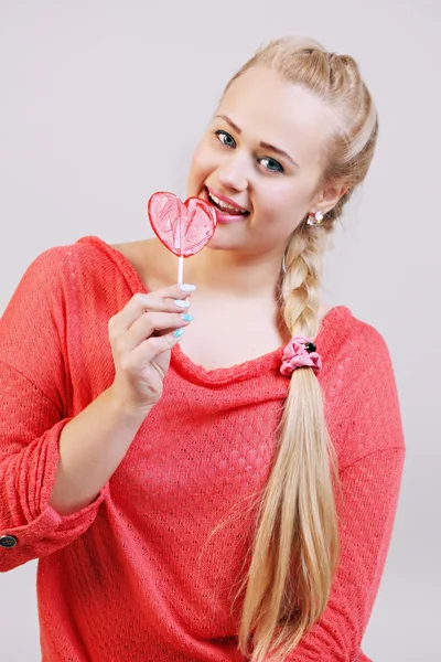 Vacker kvinna med en slickepinne — Stockfoto