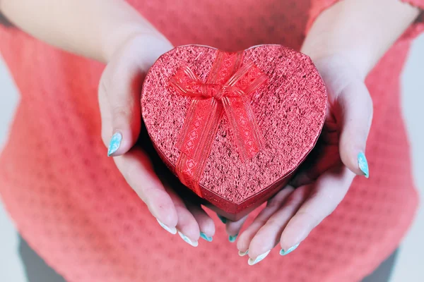 Kırmızı kalp şeklinde bir kutu — Stok fotoğraf