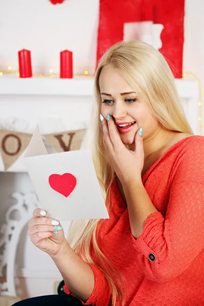 Reading a greeting card — Stock Photo, Image