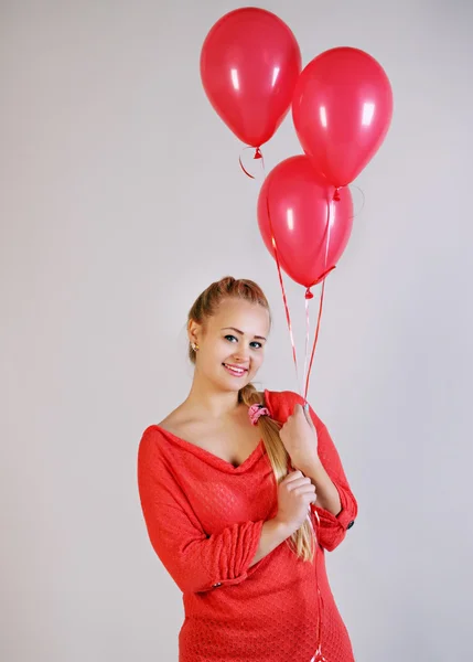 Vacker kvinna med ballonger — Stockfoto