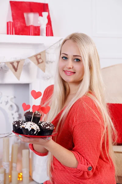 Blonde holding dessert for Valentines Day — Stock Photo, Image