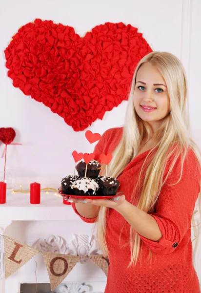 Blondine hält Dessert für Valentinstag — Stockfoto