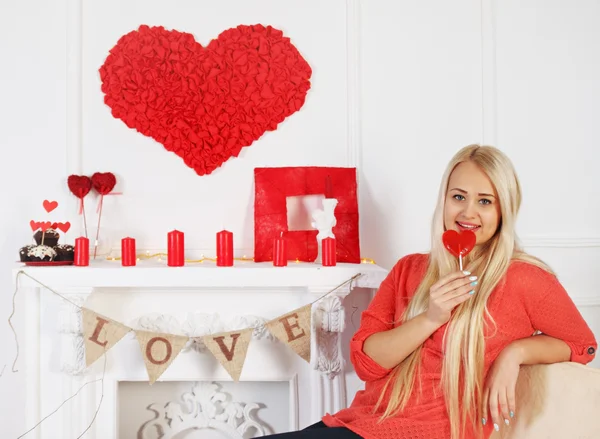 Vrouw met lolly bij de open haard — Stockfoto