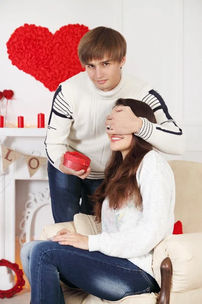 Geeft een vrouw een geschenk — Stockfoto