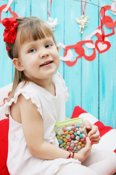 Chica con un frasco de dulces — Foto de Stock