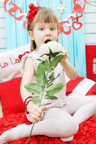 Dívka vonící růže — Stock fotografie