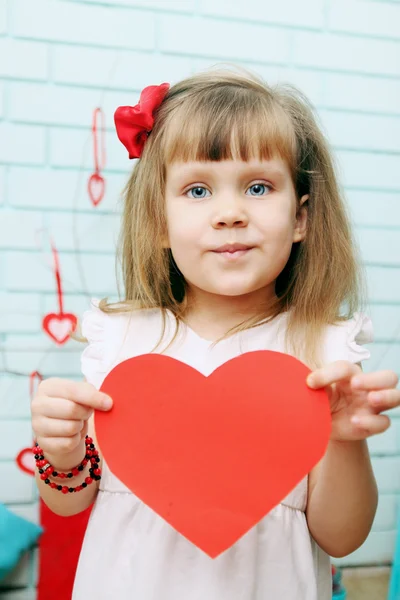 Niña sosteniendo el corazón en las manos — Foto de Stock