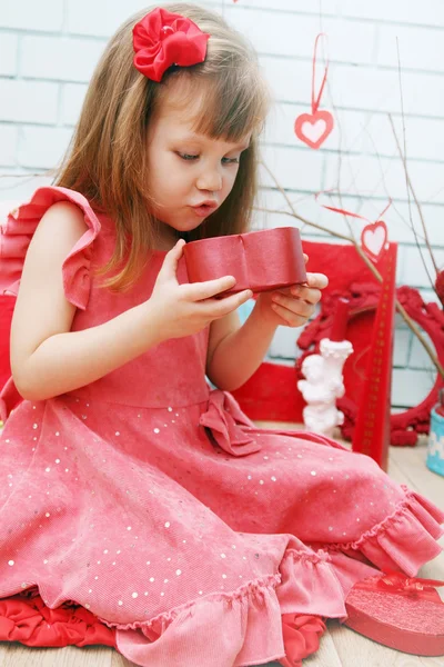 Girl looks at a gift — Stock Photo, Image