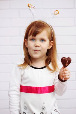 bir çikolata tutan kız