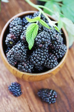 çilek en iyi, bir ahşap kasede görüntülemek