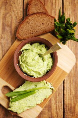 yabani sarımsak ile baharatlı tereyağı