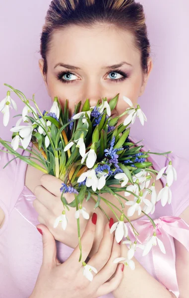 Mulheres segurando snowdrops — Fotografia de Stock