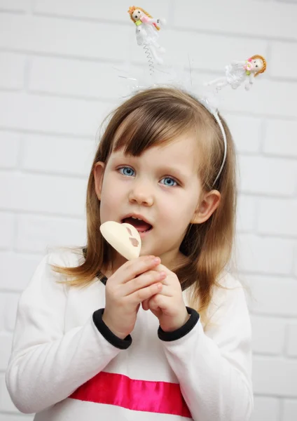 Kız çikolata kalp yiyor — Stok fotoğraf