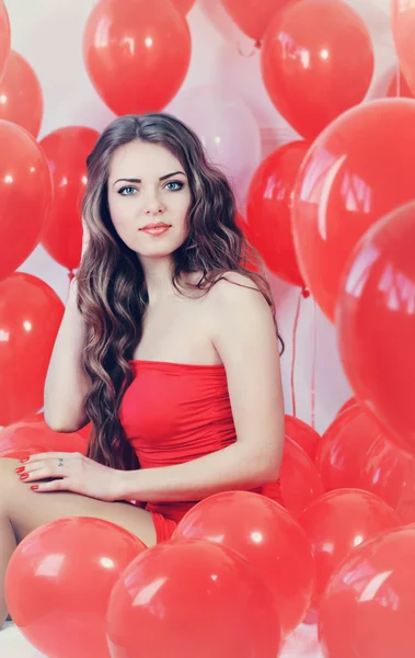 Mujer con globos rojos, teñidos — Foto de Stock