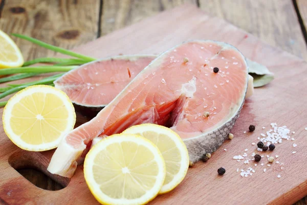 Bifes de peixe vermelho cru — Fotografia de Stock