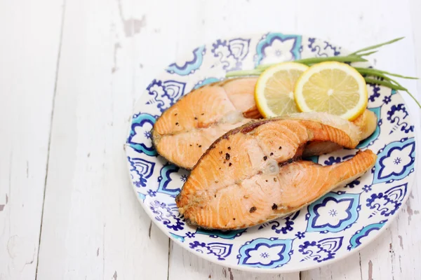 Pečené červené ryby s citronem — Stock fotografie