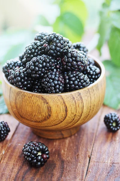 Beeren in einer Holzschale — Stockfoto