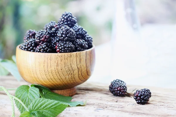 Friss bogyós gyümölcsök a fából készült bowl — Stock Fotó