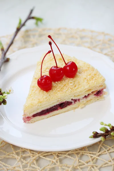 Napoleonkuchen mit Kirschen — Stockfoto