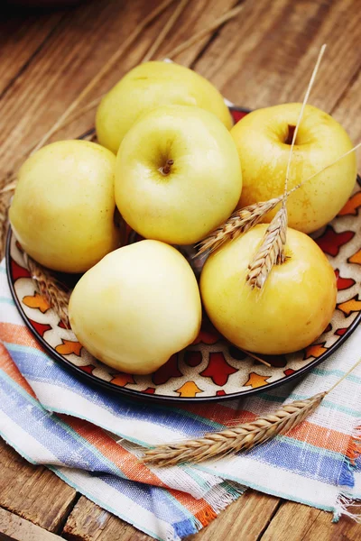 Яблоки на деревенском столе, тонированные — стоковое фото