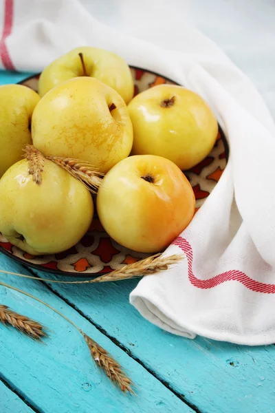 Manzanas en un tablero azul —  Fotos de Stock