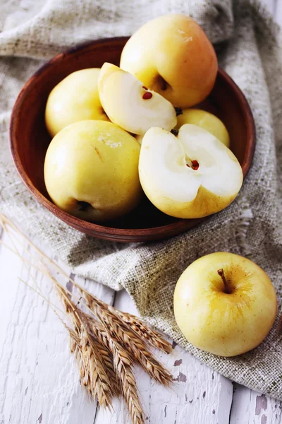 Manzanas de barril con espiguillas de centeno —  Fotos de Stock