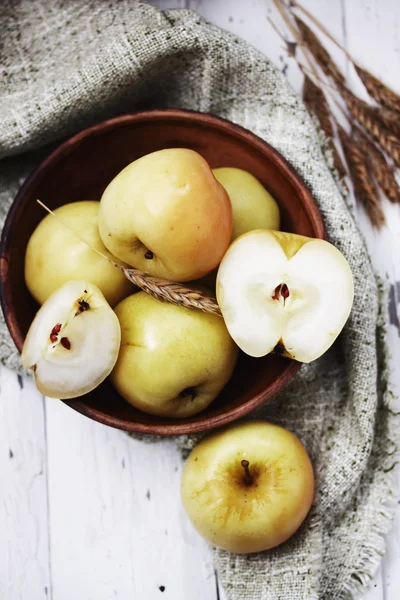 Сельские маринованные яблоки, вид сверху, тонированные — стоковое фото