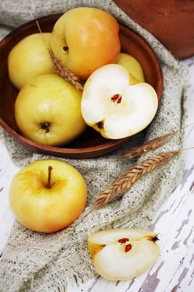 Маринованные яблоки — стоковое фото