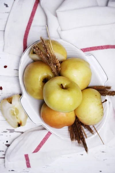 Jablka na bílém stole, pohled shora — Stock fotografie