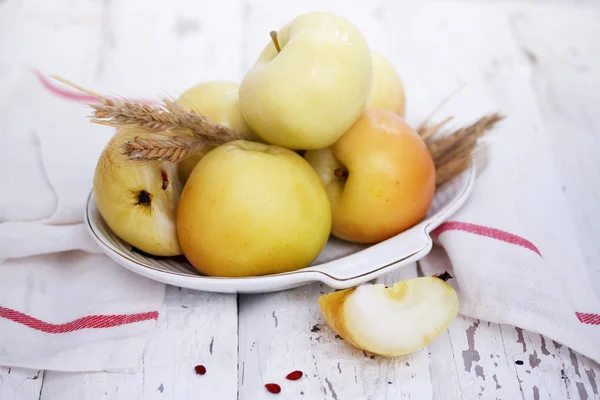 Maçãs em conserva em uma mesa branca — Fotografia de Stock