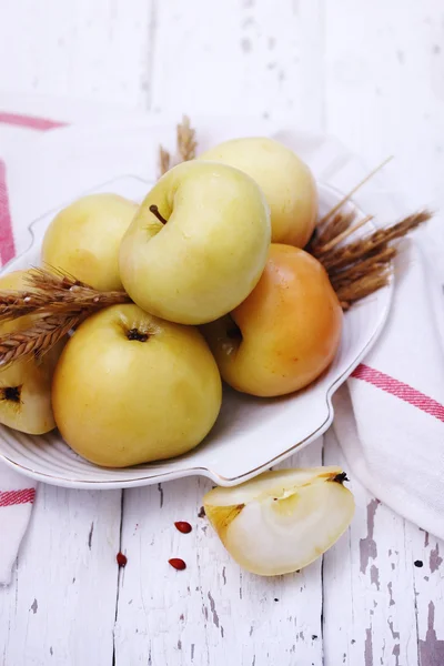 Äpfel auf einem weißen — Stockfoto