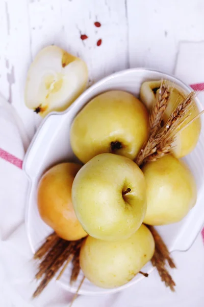 Manzanas en blanco, vista superior —  Fotos de Stock