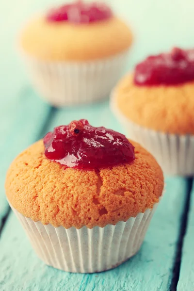 Muffins mit Marmelade, getönt — Stockfoto