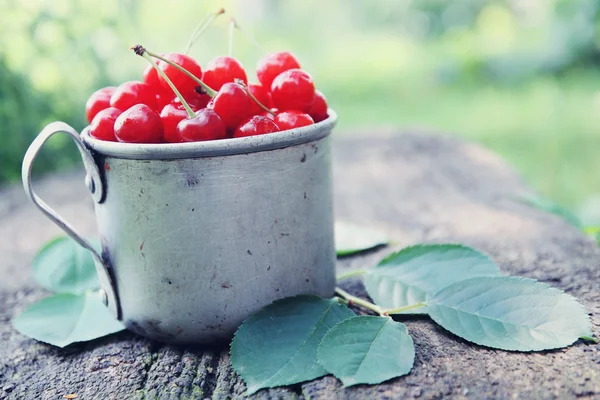 Cerezas en taza de metal —  Fotos de Stock