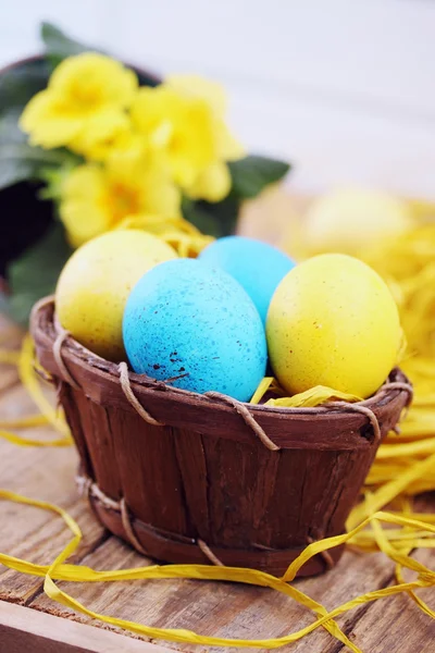 Naturaleza muerta, huevos en la cesta — Foto de Stock