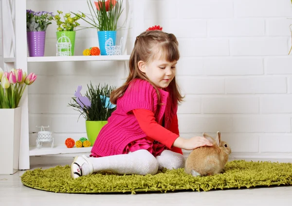 Chica acariciando conejo —  Fotos de Stock