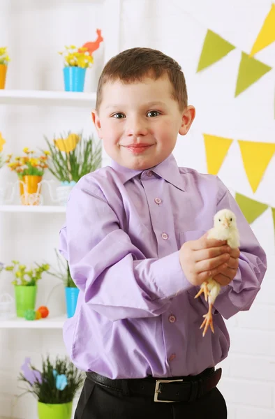 Ragazzo felice con pollo — Foto Stock