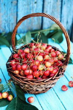 Mavi kartı üzerindeki kiraz