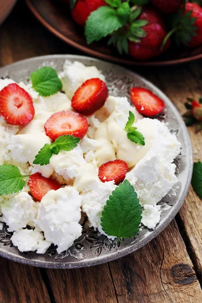 Strawberries with cheese, and mint — Stock Photo, Image