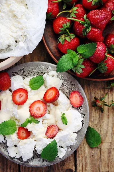 Strawberries with cheese — Stock Photo, Image