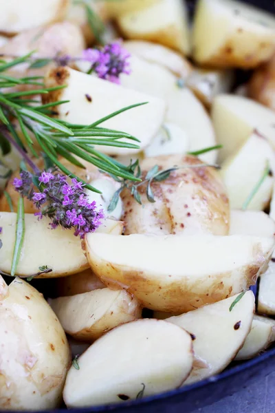 Pommes de terre fraîches tranchées — Photo